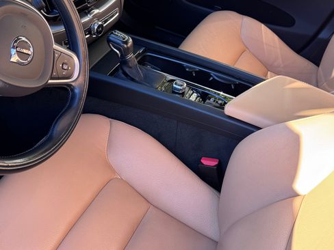 Used 2018 Volvo XC60 T6 Momentum w/ Convenience Package image 18