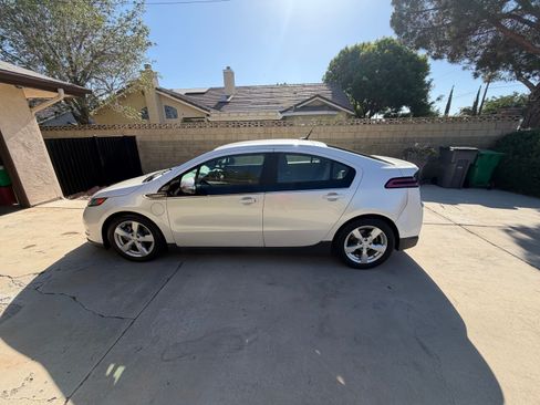 Used 2013 Chevrolet Volt Premium w/ Premium Trim Package FWD image 1