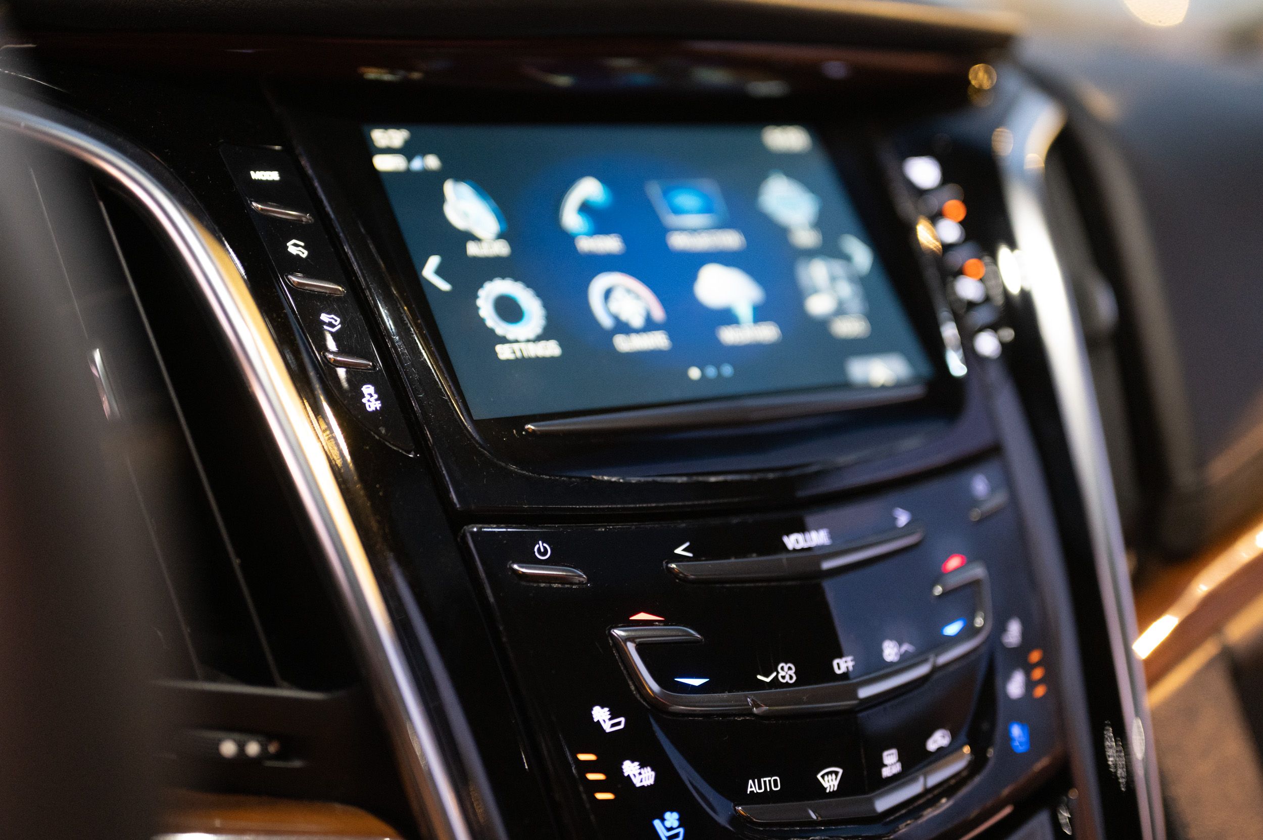 Used 2017 Cadillac Escalade ESV Premium Luxury AWD/4WD image 4