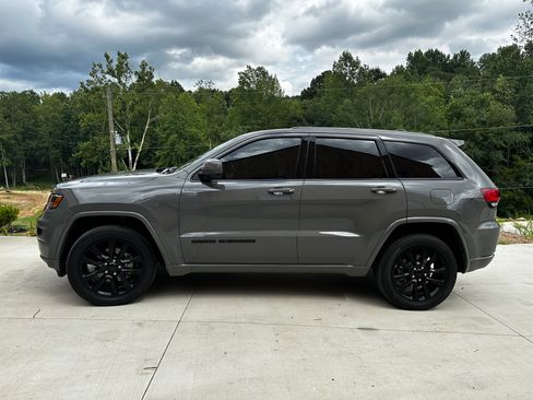 Used 2020 Jeep Grand Cherokee Altitude image 4