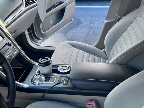 Used 2017 Ford Fusion SE w/ Fusion SE Technology Package image 12