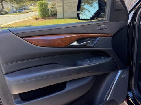 Used 2018 Cadillac Escalade ESV Premium Luxury image 4