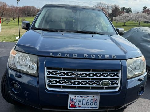 Used 2010 Land Rover LR2 HSE image 2