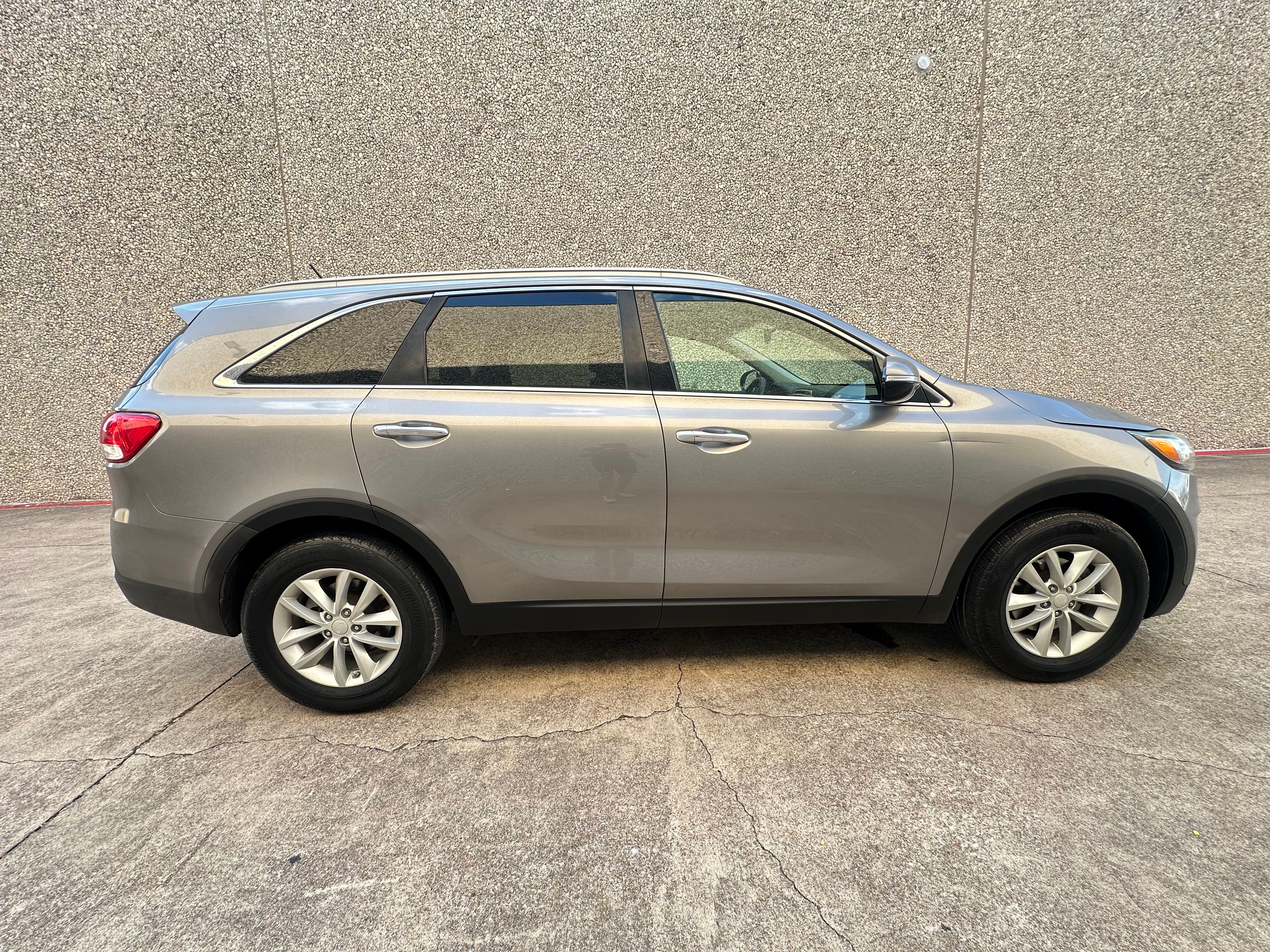 Used 2017 Kia Sorento FWD image 11