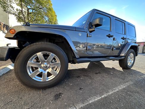 Used 2016 Jeep Wrangler Unlimited Sahara w/ Connectivity Group AWD/4WD image 16