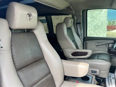 Used 2018 Chevrolet Express 2500 Extended w/ Enhanced Convenience Package image 17