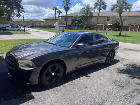 Used 2014 Dodge Charger SE RWD image 2