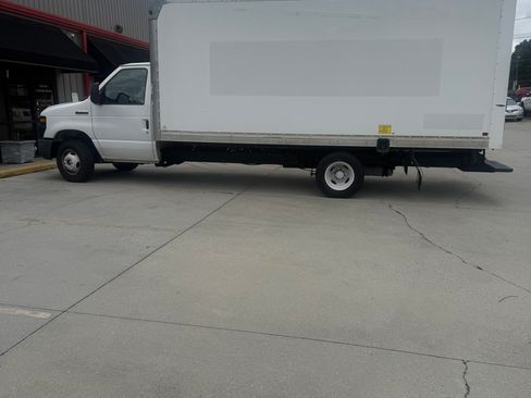 Used 2017 Ford E-350 and Econoline 350 Super Duty RWD image 2