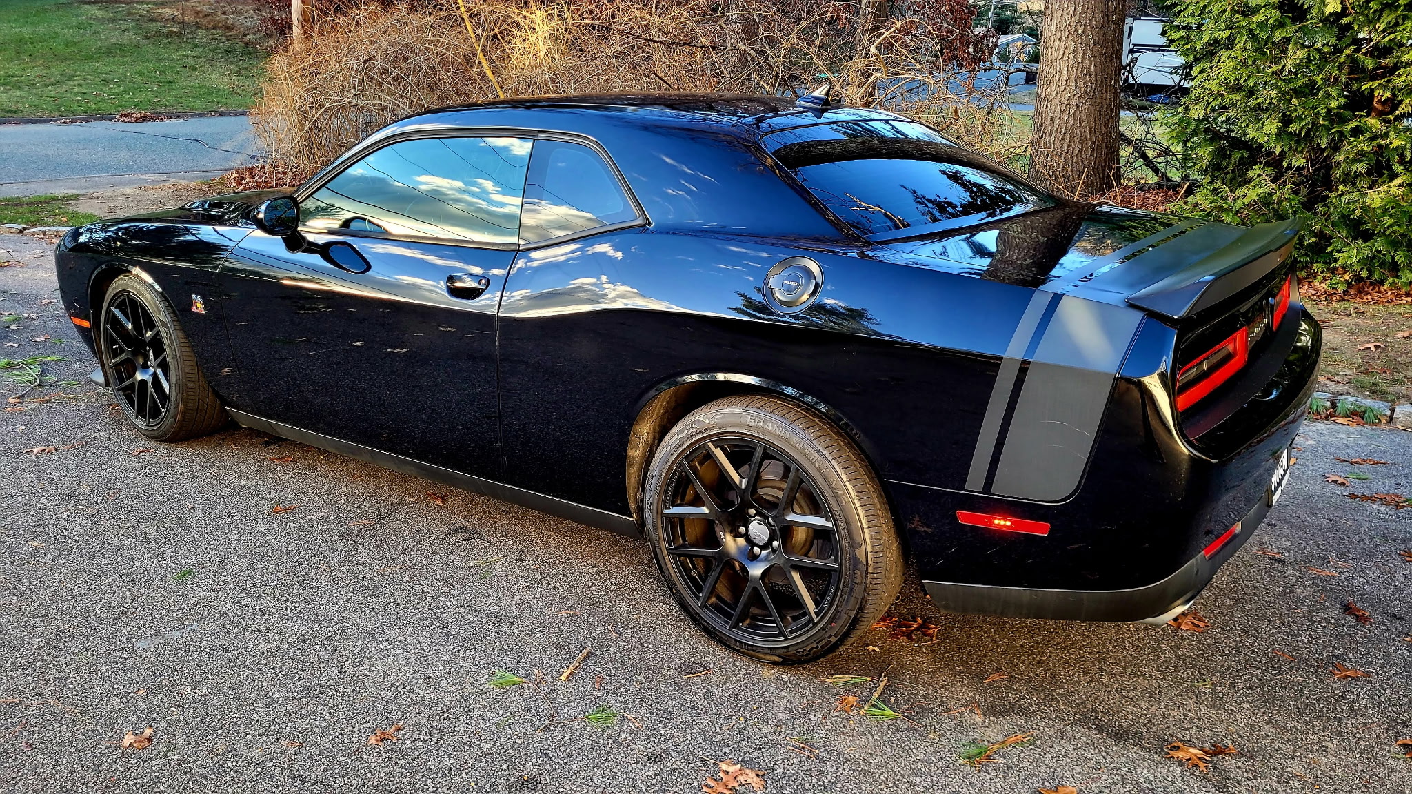 Used 2015 Dodge Challenger R/T Scat Pack w/ Scat Pack Appearance Package RWD image 10