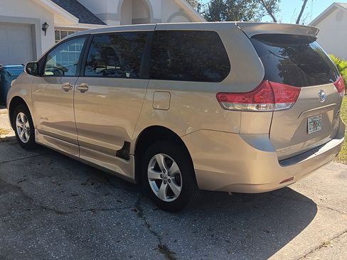 Used 2011 Toyota Sienna LE image 5
