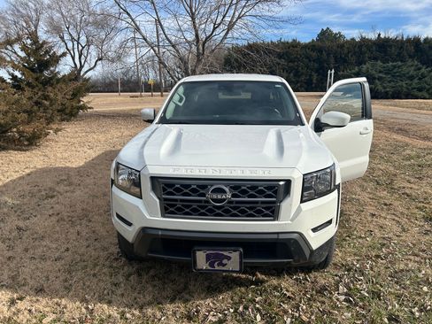 Used 2023 Nissan Frontier SV image 8