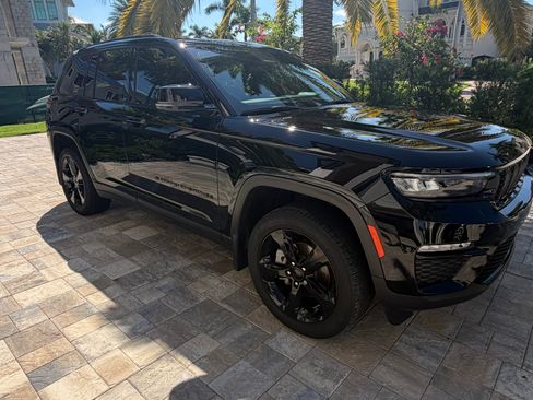 Used 2024 Jeep Grand Cherokee Limited w/ Black Appearance Package AWD/4WD image 4