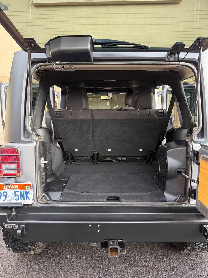 Used 2014 Jeep Wrangler Unlimited Rubicon w/ Connectivity Group AWD/4WD image 8