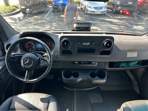 Used 2025 Mercedes-Benz Sprinter 2500 image 5