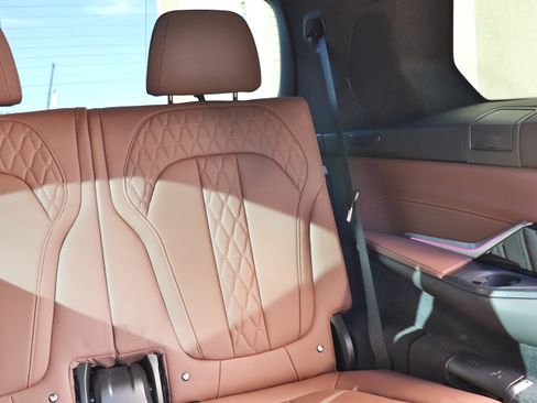 Used 2023 BMW X7 M60i w/ Executive Package image 18