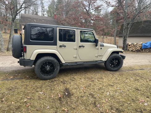 Used 2017 Jeep Wrangler Unlimited Sahara w/ Connectivity Group image 4