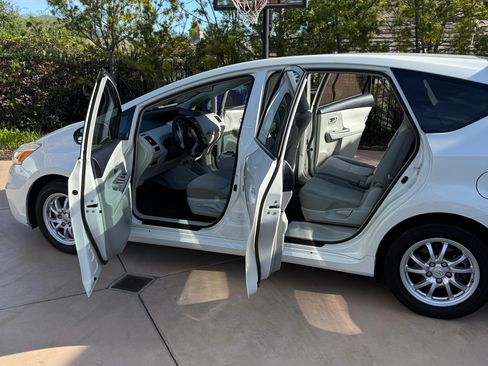 Used 2014 Toyota Prius V Three image 5