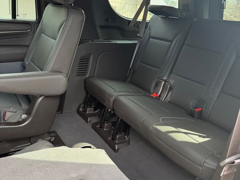 Used 2023 GMC Yukon XL Denali w/ Advanced Technology Package image 2