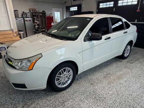 Used 2011 Ford Focus SE image 1