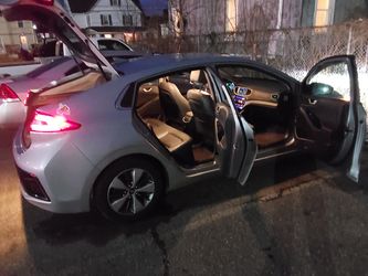 Used 2019 Hyundai Ioniq Limited FWD image 6