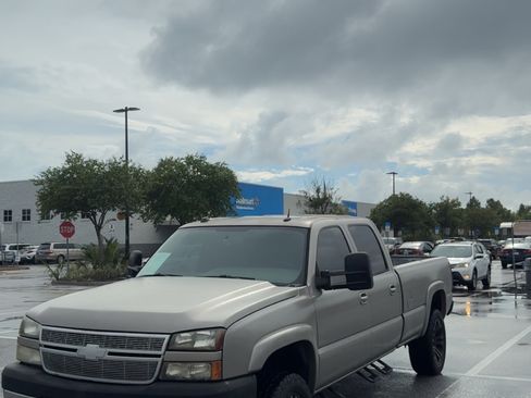 Used 2005 Chevrolet Silverado 2500 LT w/ Heavy-Duty Power Package image 6