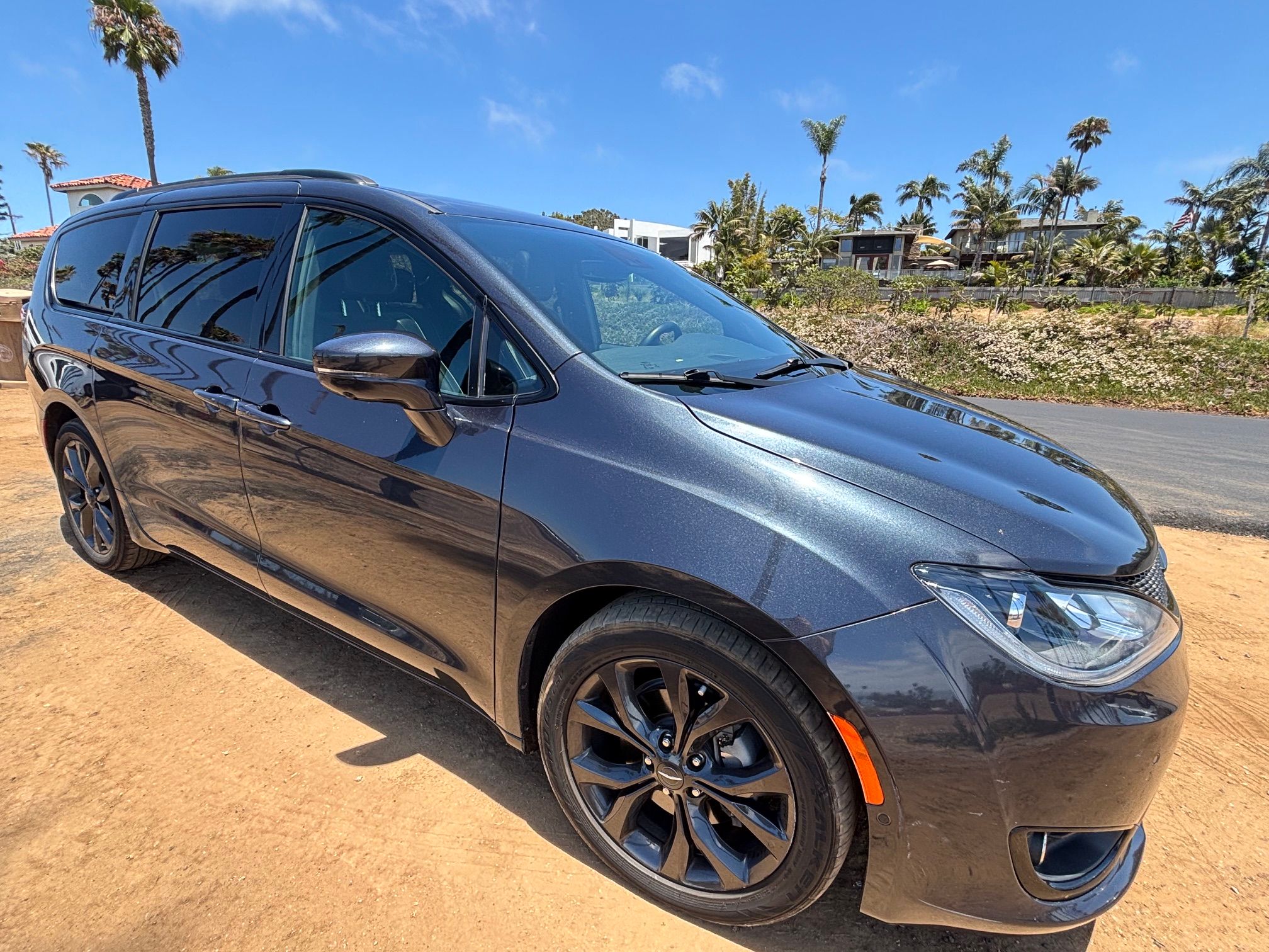 Used 2020 Chrysler Pacifica Limited w/ Advanced Safetytec Group FWD image 2