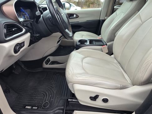 Used 2017 Chrysler Pacifica Touring-L image 9