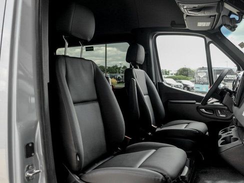 Used 2025 Mercedes-Benz Sprinter 2500 image 9