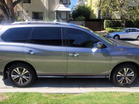 Used 2018 Nissan Pathfinder S image 2