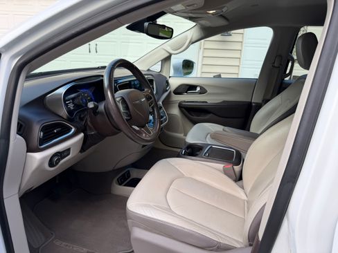 Used 2017 Chrysler Pacifica Touring-L Plus w/ Advanced Safetytec Group FWD image 13