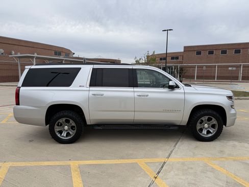 Used 2019 Chevrolet Suburban LT w/ Luxury Package image 8