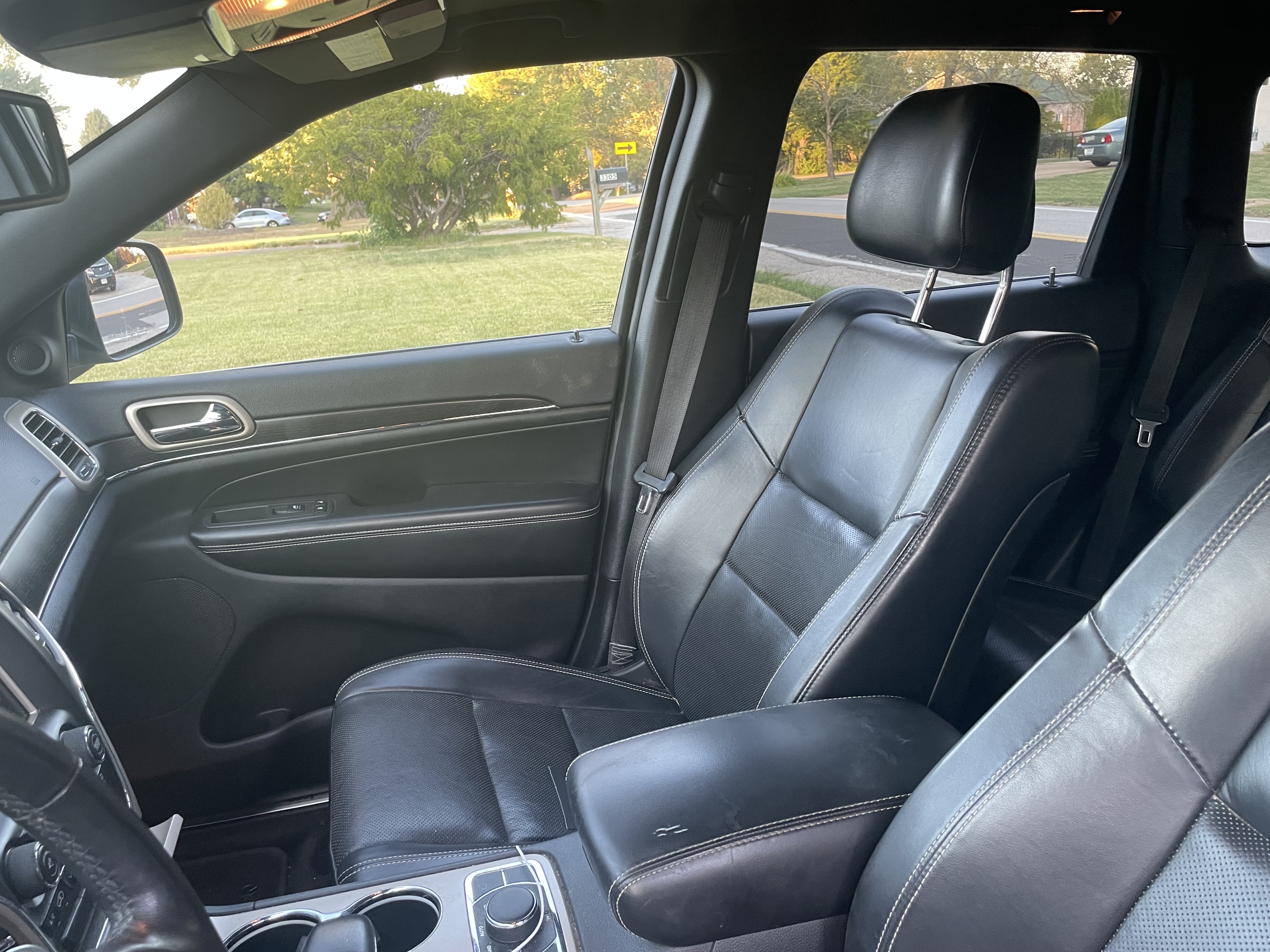Used 2015 Jeep Grand Cherokee Limited w/ Luxury Group II AWD/4WD image 14