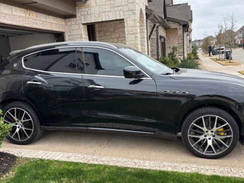 Used 2017 Maserati Levante w/ Luxury Package image 10