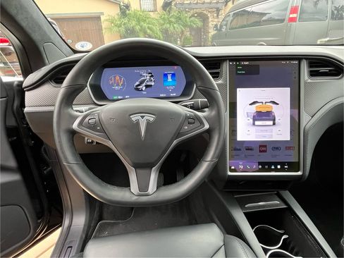 Used 2018 Tesla Model X 75D image 11