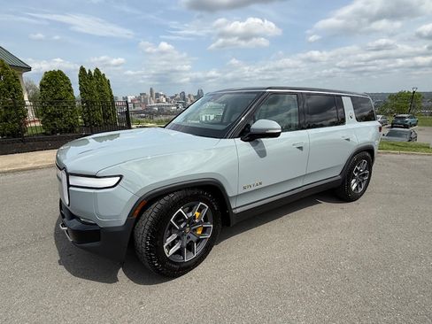 Used 2023 Rivian R1S Adventure image 1
