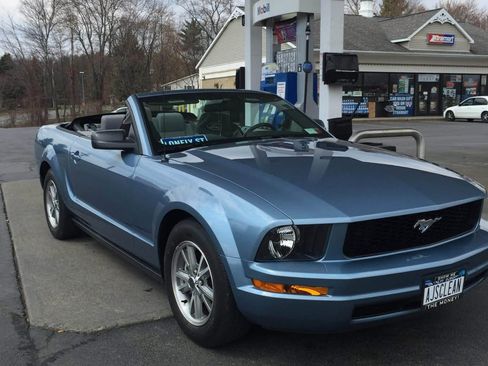 Used 2005 Ford Mustang Deluxe Convertible image 5