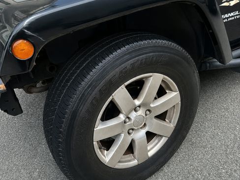 Used 2015 Jeep Wrangler Unlimited Sahara w/ Connectivity Group AWD/4WD image 12