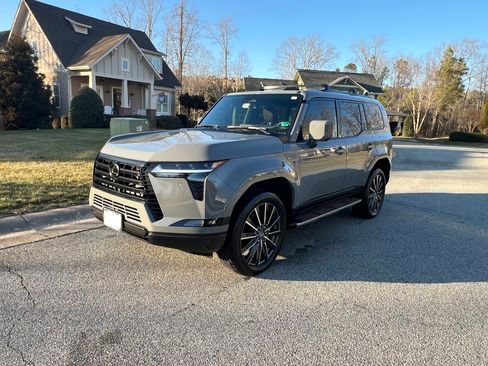 Used 2025 Lexus GX 550 w/ Accessory Package (2T) image 8