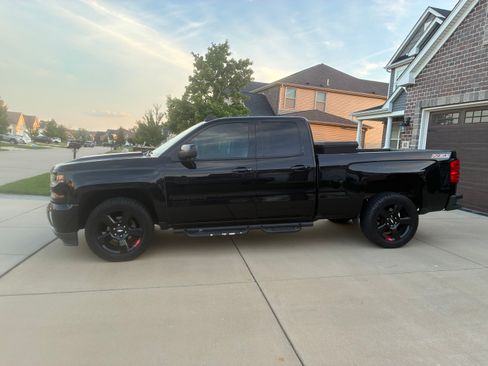 Used 2017 Chevrolet Silverado 1500 LT w/ Redline Edition AWD/4WD image 4