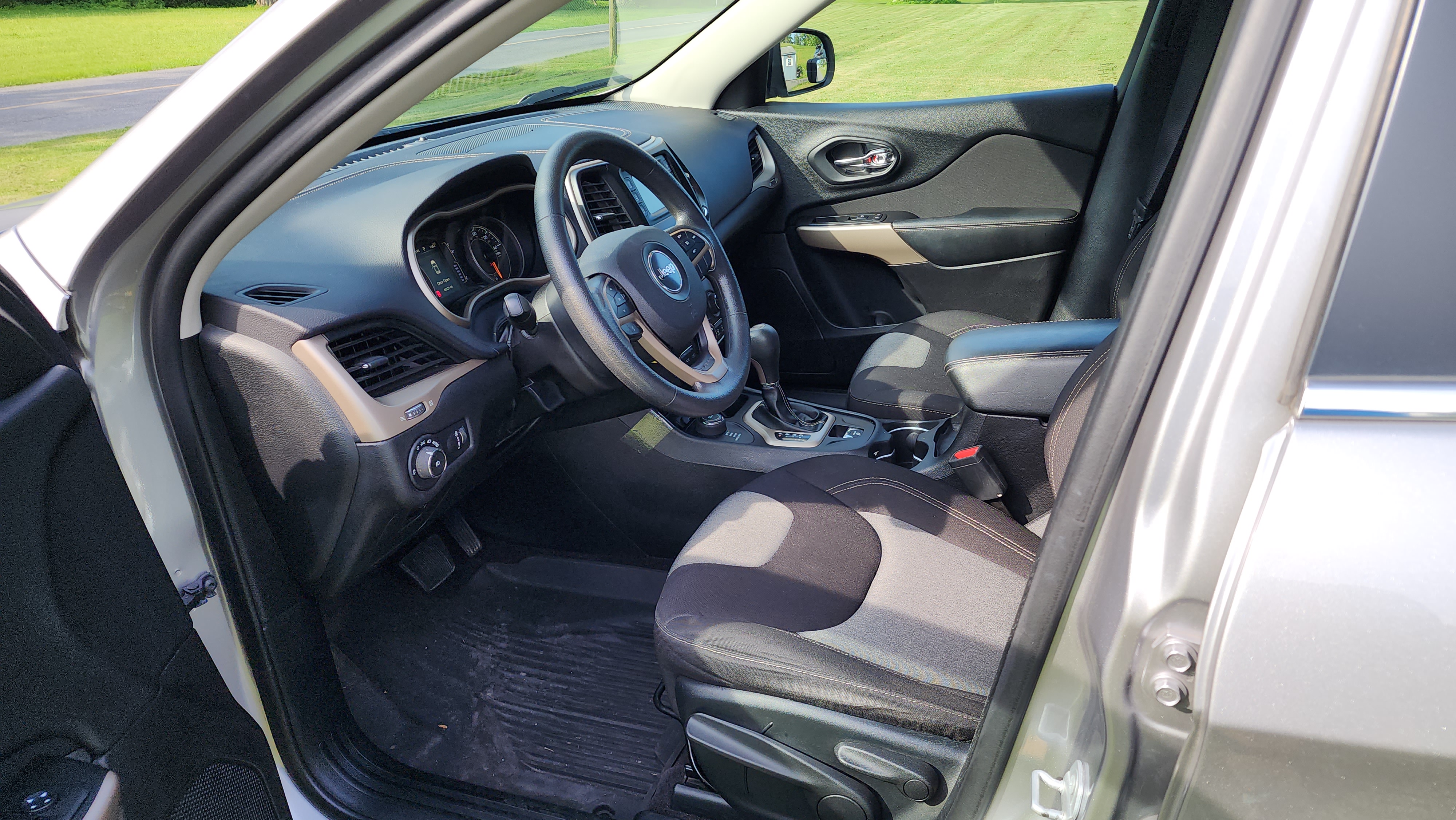 Used 2018 Jeep Cherokee Latitude w/ Safety Group AWD/4WD image 8