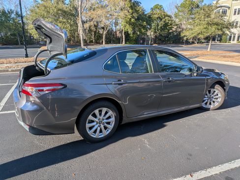 Used 2018 Toyota Camry LE image 20