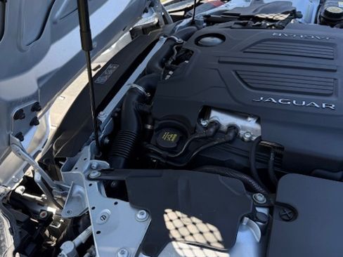 Used 2019 Jaguar F-TYPE R AWD/4WD image 9