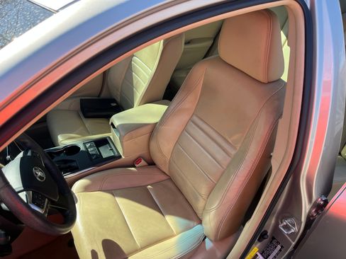 Used 2016 Toyota Camry XLE w/ Moonroof Package image 13