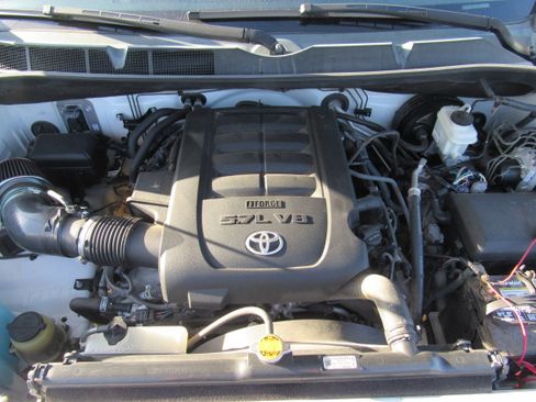 Used 2015 Toyota Tundra SR5 w/ TRD Off Road Package AWD/4WD image 18