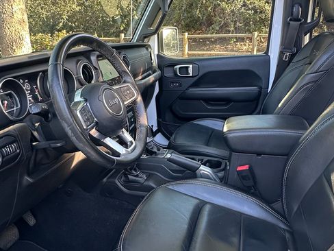 Used 2018 Jeep Wrangler Unlimited Sahara image 11