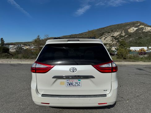 Used 2017 Toyota Sienna XLE image 6