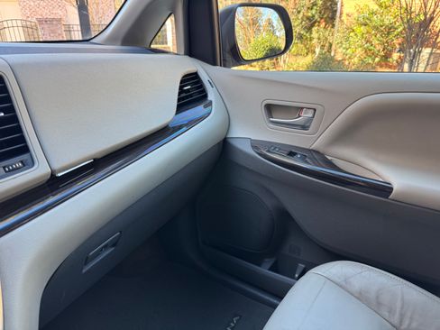Used 2016 Toyota Sienna XLE image 13