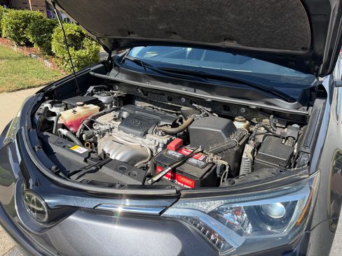 Used 2018 Toyota RAV4 LE FWD image 14