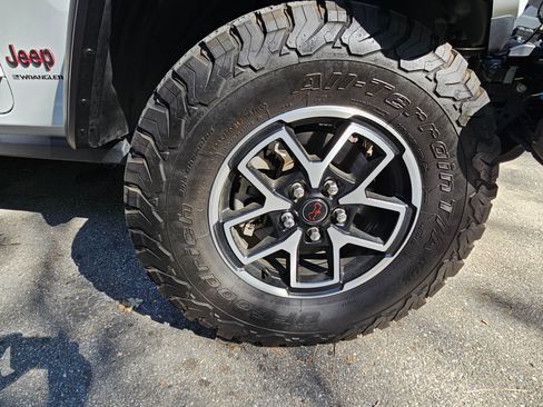 Used 2024 Jeep Wrangler Unlimited Rubicon w/ Capability Package image 16