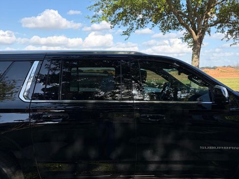 Used 2022 Chevrolet Suburban LT RWD image 4